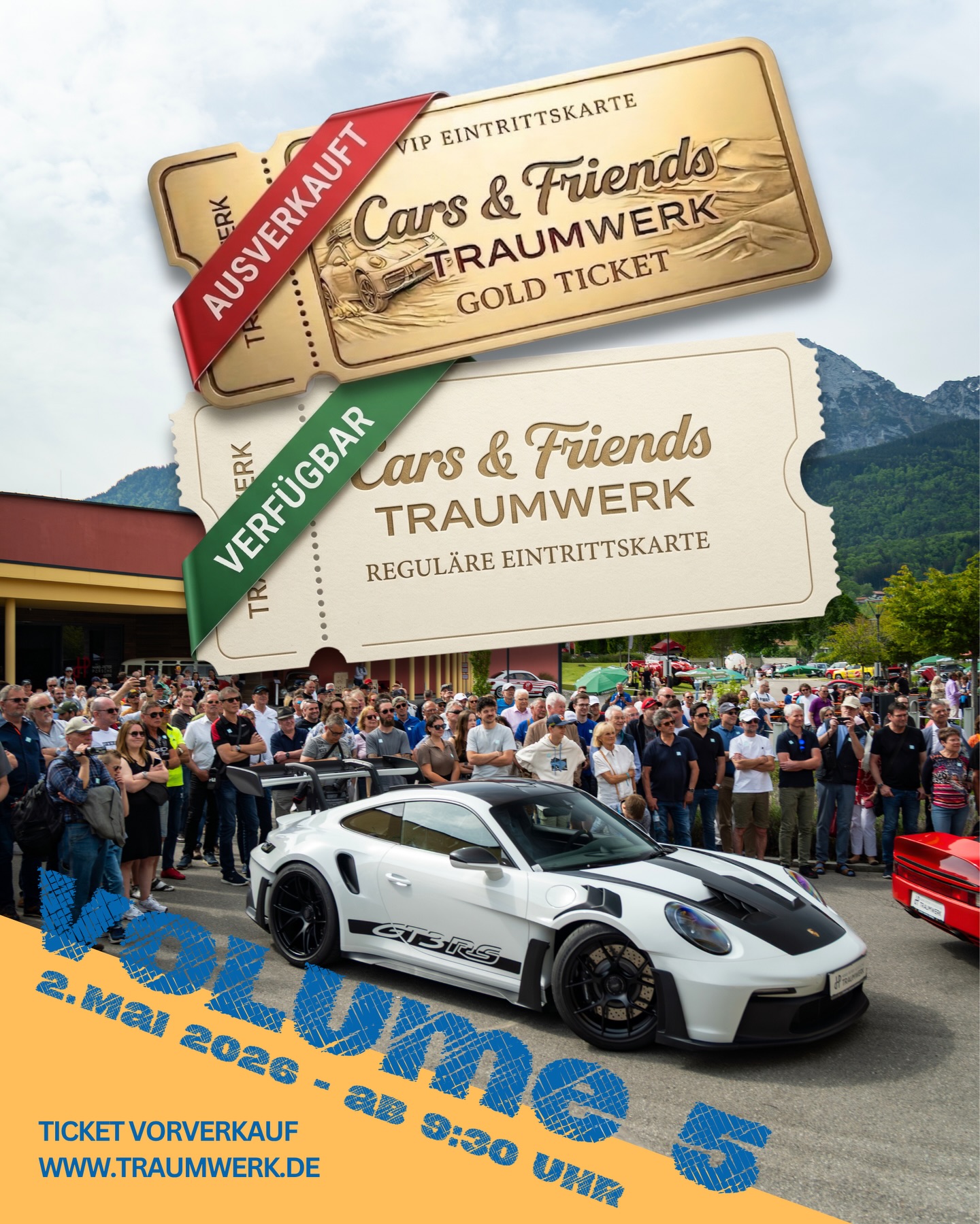Ein weißer Porsche-Sportwagen ist vor einer Menschenmenge bei einer Veranstaltung im Freien geparkt. Darüber sind Bilder von goldenen und grünen Veranstaltungstickets und blauer Text zu sehen, der Cars & Friends Traumwerk Volume 5, 2. Mai 2026 - 9:30 Uhr ankündigt.