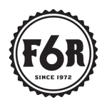 Ein kreisförmiges, schwarz-weißes Logo mit einem gezackten Rand, das den Text F6R in fetten Buchstaben und darunter Since 1972 zeigt.